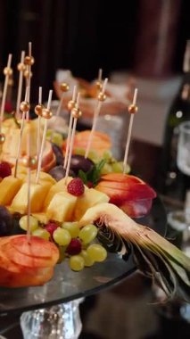 Meyveler, kekler ve tatlılar bir iş etkinliğinden ya da diğer kutlamalardan önce ziyafet masasında. Misafirler için tatlı içecekler.