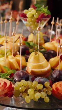 Meyveler, kekler ve tatlılar bir iş etkinliğinden ya da diğer kutlamalardan önce ziyafet masasında. Misafirler için tatlı içecekler.