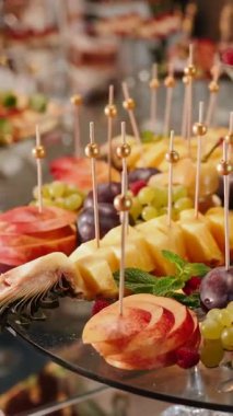 Meyveler, kekler ve tatlılar bir iş etkinliğinden ya da diğer kutlamalardan önce ziyafet masasında. Misafirler için tatlı içecekler.