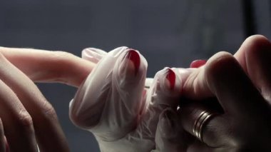 Güzellik ustası manikürcü, güzellik salonunda genç ve güzel bir kıza el ve parmaklarıyla manikür yapıyor. Tamirci aletlerini kapat