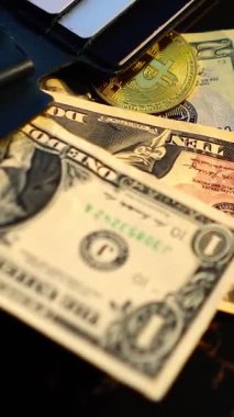Cüzdanında dolar banknotları olan bitcoin. Dijital kripto para ve kripto para. Yatırımcı için yatırımlar. Döviz piyasası ve çevrimiçi ticaret kavramı. Boğa ve ayı pazarları ticareti