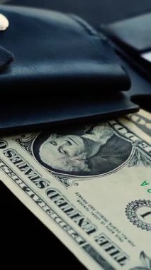 Cüzdanında dolar banknotları olan bitcoin. Dijital kripto para ve kripto para. Yatırımcı için yatırımlar. Döviz piyasası ve çevrimiçi ticaret kavramı. Boğa ve ayı pazarları ticareti