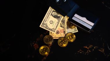 Cüzdanında dolar banknotları olan bitcoin. Dijital kripto para ve kripto para. Yatırımcı için yatırımlar. Döviz piyasası ve çevrimiçi ticaret kavramı. Boğa ve ayı pazarları ticareti