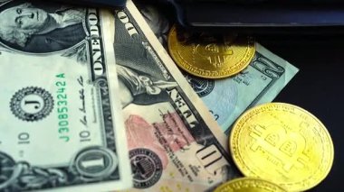 Cüzdanında dolar banknotları olan bitcoin. Dijital kripto para ve kripto para. Yatırımcı için yatırımlar. Döviz piyasası ve çevrimiçi ticaret kavramı. Boğa ve ayı pazarları ticareti