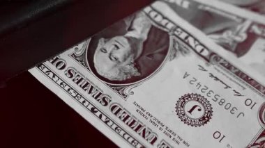 Cüzdanında dolar banknotları olan bitcoin. Dijital kripto para ve kripto para. Yatırımcı için yatırımlar. Döviz piyasası ve çevrimiçi ticaret kavramı. Boğa ve ayı pazarları ticareti