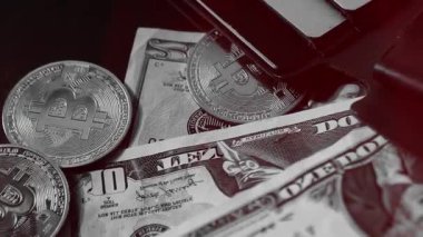 Cüzdanında dolar banknotları olan bitcoin. Dijital kripto para ve kripto para. Yatırımcı için yatırımlar. Döviz piyasası ve çevrimiçi ticaret kavramı. Boğa ve ayı pazarları ticareti