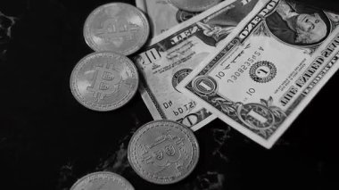 Cüzdanında dolar banknotları olan bitcoin. Dijital kripto para ve kripto para. Yatırımcı için yatırımlar. Döviz piyasası ve çevrimiçi ticaret kavramı. Boğa ve ayı pazarları ticareti