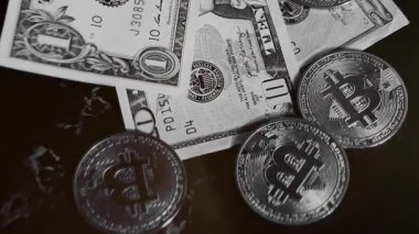 Cüzdanında dolar banknotları olan bitcoin. Dijital kripto para ve kripto para. Yatırımcı için yatırımlar. Döviz piyasası ve çevrimiçi ticaret kavramı. Boğa ve ayı pazarları ticareti