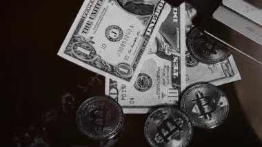 Cüzdanında dolar banknotları olan bitcoin. Dijital kripto para ve kripto para. Yatırımcı için yatırımlar. Döviz piyasası ve çevrimiçi ticaret kavramı. Boğa ve ayı pazarları ticareti