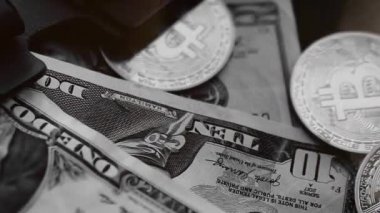 Cüzdanında dolar banknotları olan bitcoin. Dijital kripto para ve kripto para. Yatırımcı için yatırımlar. Döviz piyasası ve çevrimiçi ticaret kavramı. Boğa ve ayı pazarları ticareti