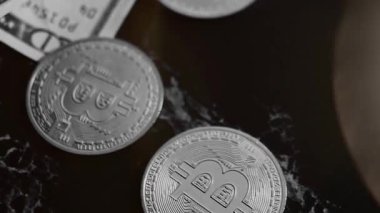 Cüzdanında dolar banknotları olan bitcoin. Dijital kripto para ve kripto para. Yatırımcı için yatırımlar. Döviz piyasası ve çevrimiçi ticaret kavramı. Boğa ve ayı pazarları ticareti