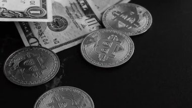 Cüzdanında dolar banknotları olan bitcoin. Dijital kripto para ve kripto para. Yatırımcı için yatırımlar. Döviz piyasası ve çevrimiçi ticaret kavramı. Boğa ve ayı pazarları ticareti