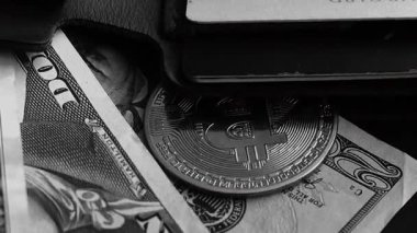 Cüzdanında dolar banknotları olan bitcoin. Dijital kripto para ve kripto para. Yatırımcı için yatırımlar. Döviz piyasası ve çevrimiçi ticaret kavramı. Boğa ve ayı pazarları ticareti