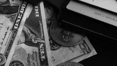 Cüzdanında dolar banknotları olan bitcoin. Dijital kripto para ve kripto para. Yatırımcı için yatırımlar. Döviz piyasası ve çevrimiçi ticaret kavramı. Boğa ve ayı pazarları ticareti