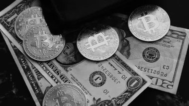 Cüzdanında dolar banknotları olan bitcoin. Dijital kripto para ve kripto para. Yatırımcı için yatırımlar. Döviz piyasası ve çevrimiçi ticaret kavramı. Boğa ve ayı pazarları ticareti