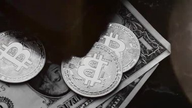 Cüzdanında dolar banknotları olan bitcoin. Dijital kripto para ve kripto para. Yatırımcı için yatırımlar. Döviz piyasası ve çevrimiçi ticaret kavramı. Boğa ve ayı pazarları ticareti