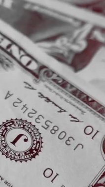 Cüzdanında dolar banknotları olan bitcoin. Dijital kripto para ve kripto para. Yatırımcı için yatırımlar. Döviz piyasası ve çevrimiçi ticaret kavramı. Boğa ve ayı pazarları ticareti