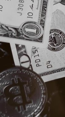 Cüzdanında dolar banknotları olan bitcoin. Dijital kripto para ve kripto para. Yatırımcı için yatırımlar. Döviz piyasası ve çevrimiçi ticaret kavramı. Boğa ve ayı pazarları ticareti