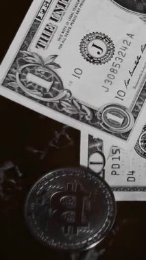 Cüzdanında dolar banknotları olan bitcoin. Dijital kripto para ve kripto para. Yatırımcı için yatırımlar. Döviz piyasası ve çevrimiçi ticaret kavramı. Boğa ve ayı pazarları ticareti