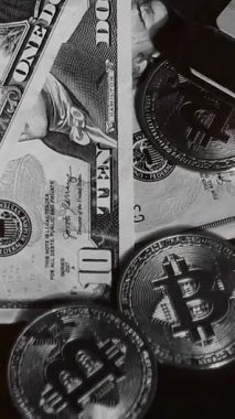 Cüzdanında dolar banknotları olan bitcoin. Dijital kripto para ve kripto para. Yatırımcı için yatırımlar. Döviz piyasası ve çevrimiçi ticaret kavramı. Boğa ve ayı pazarları ticareti