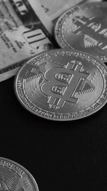 Cüzdanında dolar banknotları olan bitcoin. Dijital kripto para ve kripto para. Yatırımcı için yatırımlar. Döviz piyasası ve çevrimiçi ticaret kavramı. Boğa ve ayı pazarları ticareti