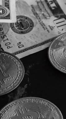 Cüzdanında dolar banknotları olan bitcoin. Dijital kripto para ve kripto para. Yatırımcı için yatırımlar. Döviz piyasası ve çevrimiçi ticaret kavramı. Boğa ve ayı pazarları ticareti