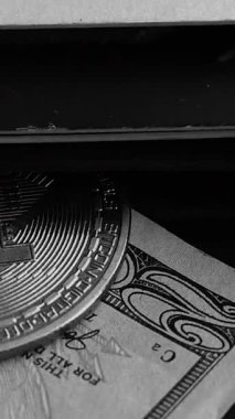 Cüzdanında dolar banknotları olan bitcoin. Dijital kripto para ve kripto para. Yatırımcı için yatırımlar. Döviz piyasası ve çevrimiçi ticaret kavramı. Boğa ve ayı pazarları ticareti