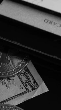 Cüzdanında dolar banknotları olan bitcoin. Dijital kripto para ve kripto para. Yatırımcı için yatırımlar. Döviz piyasası ve çevrimiçi ticaret kavramı. Boğa ve ayı pazarları ticareti