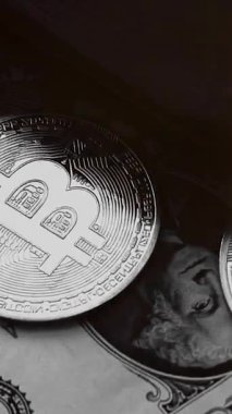 Cüzdanında dolar banknotları olan bitcoin. Dijital kripto para ve kripto para. Yatırımcı için yatırımlar. Döviz piyasası ve çevrimiçi ticaret kavramı. Boğa ve ayı pazarları ticareti