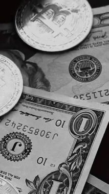 Cüzdanında dolar banknotları olan bitcoin. Dijital kripto para ve kripto para. Yatırımcı için yatırımlar. Döviz piyasası ve çevrimiçi ticaret kavramı. Boğa ve ayı pazarları ticareti