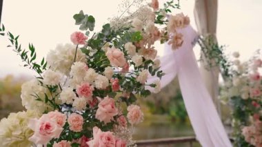 Gelin ve damadın düğün töreninden önce nehir kıyısındaki beyaz gül çiçekleri, romantik bir dekor.