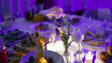 Restoranda ya da otelde ziyafet masasında abur cubur servisi. Doğum gününde dekore edilmiş yemekler, düğün kutlaması ya da iş konferans salonu.