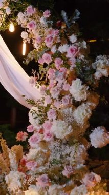 Gelin ve damadın düğün töreninden önce nehir kıyısındaki beyaz gül çiçekleri, romantik bir dekor.