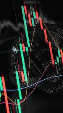 Finansal piyasadaki kripto para biriminin dijital bir grafiği gündelik olarak yükseldiğini veya düştüğünü gösteriyor. Bitcoin değeri ve kriz sırasında dijital varlık yatırımcıları için bir dolar. Tüccar kârı.