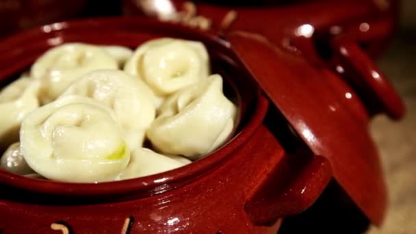 Dumplings en una olla con aceite — Vídeos de Stock