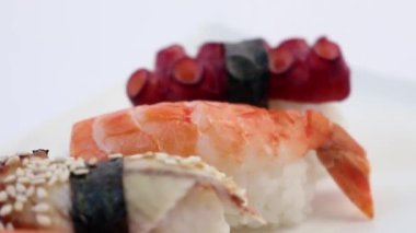 Beyaz arka planda Japon suşisi.