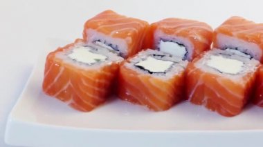 Beyaz arka planda Japon suşisi.