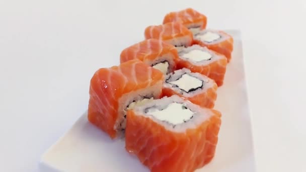Sushi japonés sobre un fondo blanco — Vídeo de stock