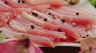 Et ürünleri masada