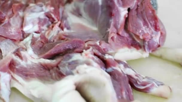 Свежее мясо нарезано. — стоковое видео