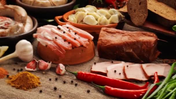 Prodotti a base di carne in tavola — Video Stock