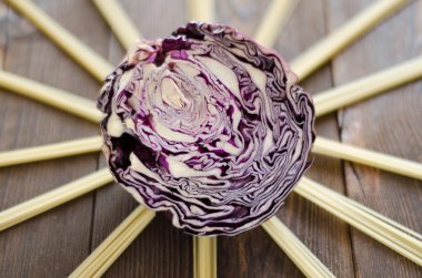 Spagetti, sebze ve Yeşiller ahşap arka plan günü kahvaltıda