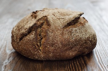 ahşap masa arka plan üzerinde pişmiş ekmek