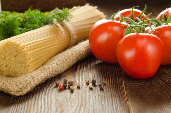 Petrol, domates, yeşillik ve ahşap üzerine yetkin ile makarna