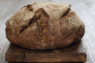 ahşap masa arka plan üzerinde pişmiş ekmek