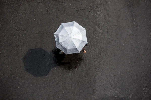 Menschen mit Regenschirm. — Stockfoto