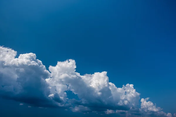 Kék ég felhőkkel. — Stock Fotó