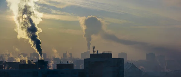 Pollution de l'environnement dans la ville . — Photo