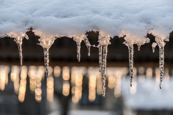 Istappar i solnedgången. — Stockfoto