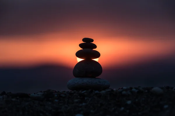 Balance Steine verschwommenen Hintergrund. — Stockfoto